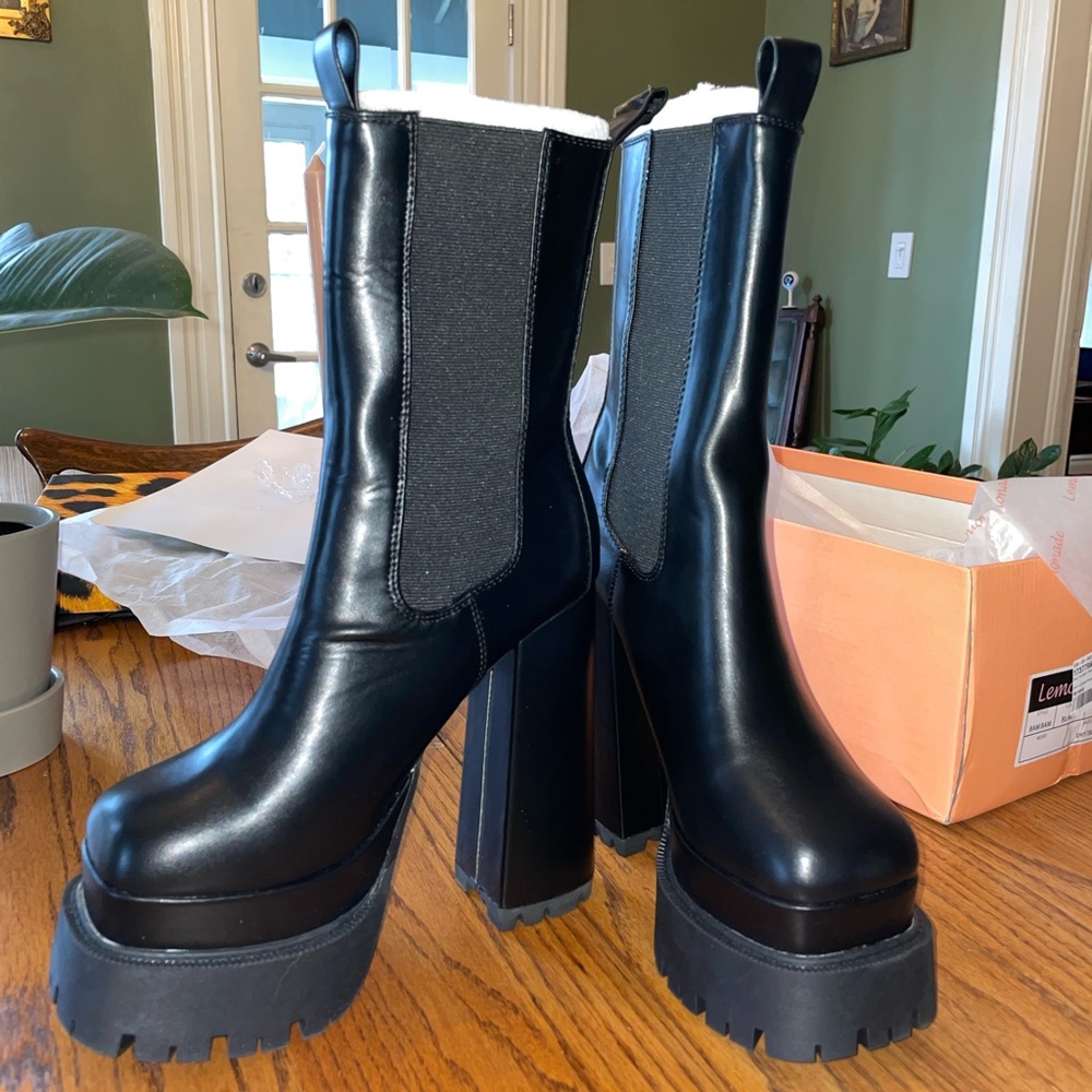 Ring the alarm Dolls Kill platform boots - Picture 3 of 8